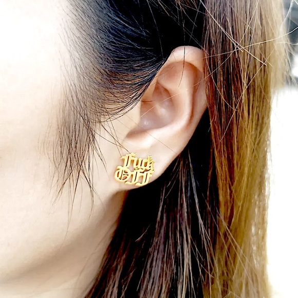 F Off gold stainless steel old english earrings - Picture 9 of 10